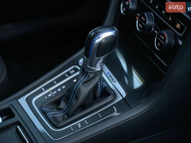 Белый Фольксваген e-Golf, объемом двигателя 0 л и пробегом 139 тыс. км за 11900 $, фото 14 на Automoto.ua