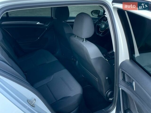 Белый Фольксваген e-Golf, объемом двигателя 0 л и пробегом 121 тыс. км за 11900 $, фото 14 на Automoto.ua