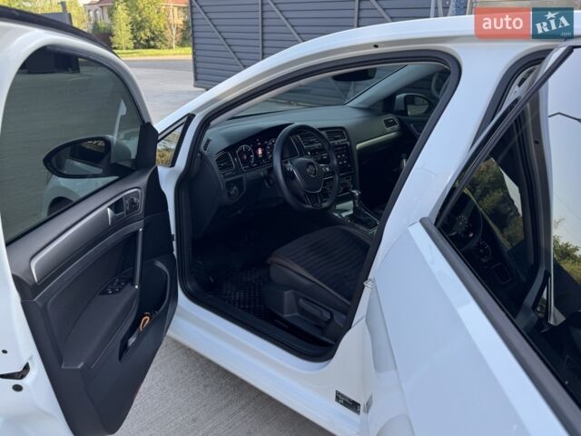 Белый Фольксваген e-Golf, объемом двигателя 0 л и пробегом 120 тыс. км за 13593 $, фото 11 на Automoto.ua