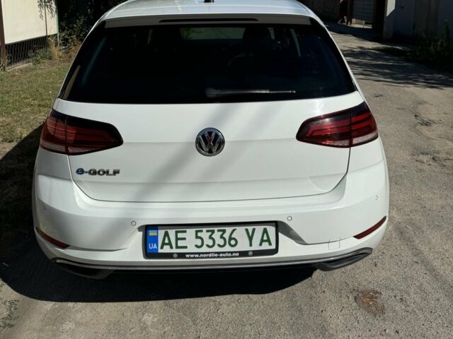 Белый Фольксваген e-Golf, объемом двигателя 0 л и пробегом 98 тыс. км за 16200 $, фото 4 на Automoto.ua