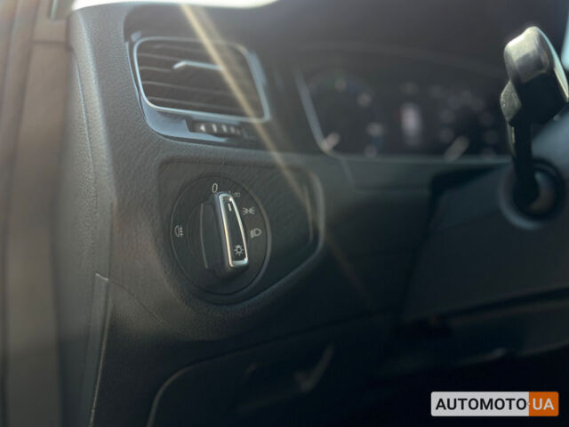 Белый Фольксваген e-Golf, объемом двигателя 36 л и пробегом 118 тыс. км за 15500 $, фото 12 на Automoto.ua