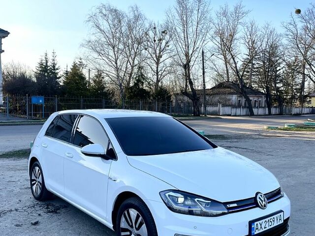 Белый Фольксваген e-Golf, объемом двигателя 0 л и пробегом 121 тыс. км за 11900 $, фото 10 на Automoto.ua