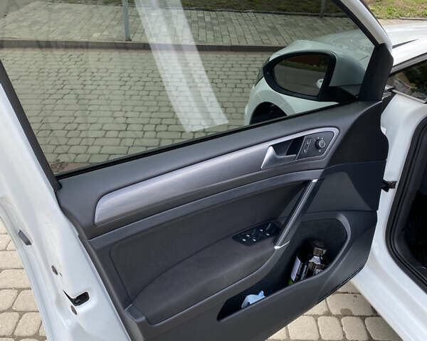 Белый Фольксваген e-Golf, объемом двигателя 0 л и пробегом 107 тыс. км за 13800 $, фото 9 на Automoto.ua