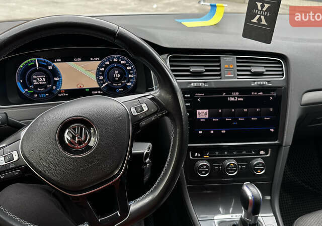 Белый Фольксваген e-Golf, объемом двигателя 0 л и пробегом 126 тыс. км за 12800 $, фото 21 на Automoto.ua