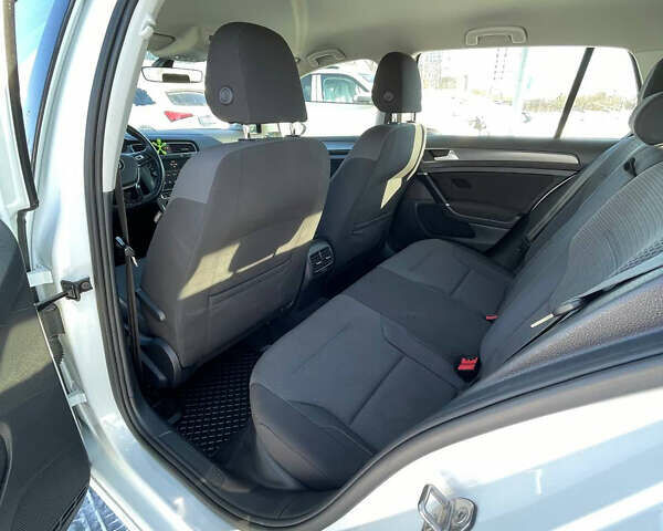 Білий Фольксваген e-Golf, об'ємом двигуна 0 л та пробігом 57 тис. км за 11500 $, фото 13 на Automoto.ua
