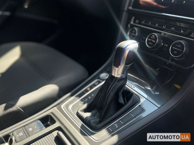 Белый Фольксваген e-Golf, объемом двигателя 36 л и пробегом 118 тыс. км за 15500 $, фото 19 на Automoto.ua