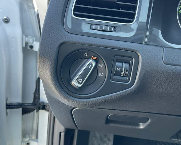 Белый Фольксваген e-Golf, объемом двигателя 0 л и пробегом 56 тыс. км за 11600 $, фото 13 на Automoto.ua