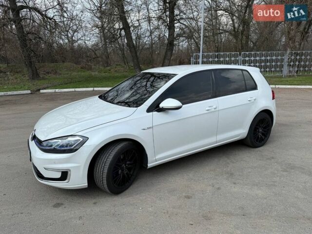 Белый Фольксваген e-Golf, объемом двигателя 0 л и пробегом 88 тыс. км за 12700 $, фото 2 на Automoto.ua