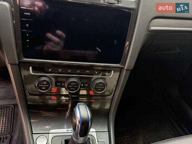 Белый Фольксваген e-Golf, объемом двигателя 0 л и пробегом 88 тыс. км за 12700 $, фото 19 на Automoto.ua