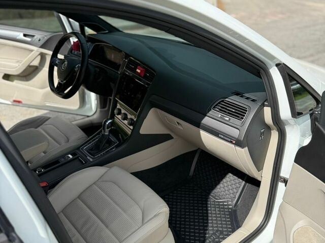 Белый Фольксваген e-Golf, объемом двигателя 0 л и пробегом 116 тыс. км за 14100 $, фото 17 на Automoto.ua