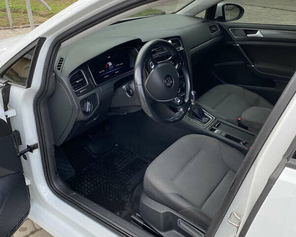 Белый Фольксваген e-Golf, объемом двигателя 0 л и пробегом 107 тыс. км за 13800 $, фото 8 на Automoto.ua