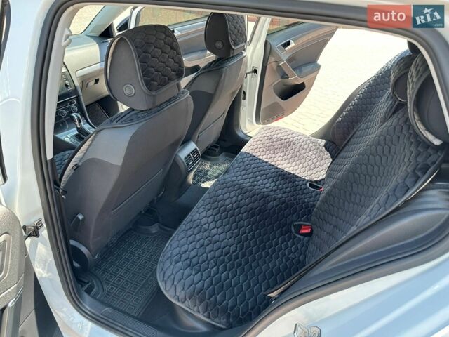 Белый Фольксваген e-Golf, объемом двигателя 0 л и пробегом 50 тыс. км за 11500 $, фото 17 на Automoto.ua