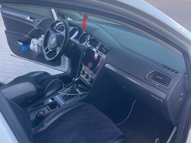 Белый Фольксваген e-Golf, объемом двигателя 0 л и пробегом 132 тыс. км за 12700 $, фото 14 на Automoto.ua