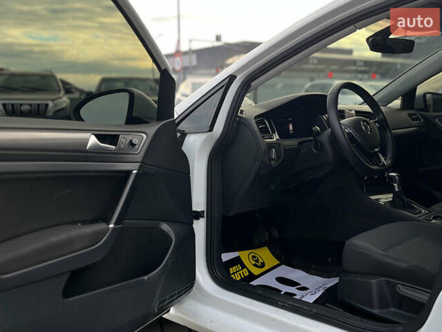 Белый Фольксваген e-Golf, объемом двигателя 0 л и пробегом 76 тыс. км за 12999 $, фото 8 на Automoto.ua