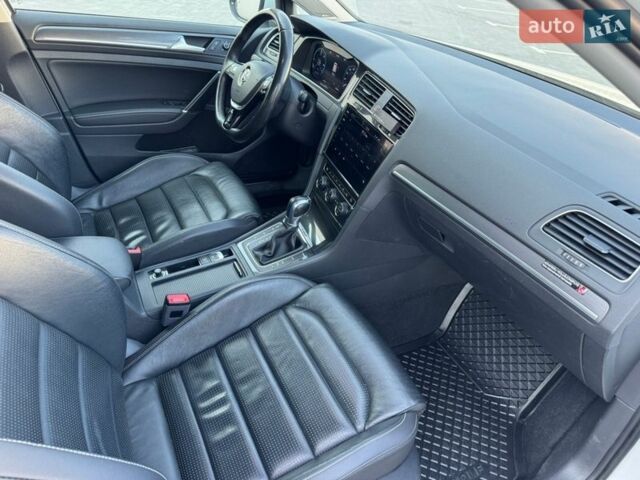 Белый Фольксваген e-Golf, объемом двигателя 0 л и пробегом 115 тыс. км за 13500 $, фото 43 на Automoto.ua