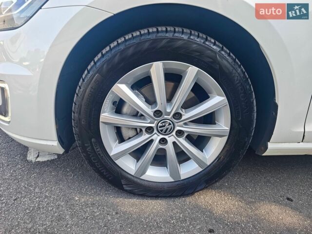 Білий Фольксваген e-Golf, об'ємом двигуна 0 л та пробігом 61 тис. км за 13450 $, фото 23 на Automoto.ua
