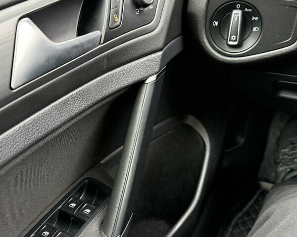 Белый Фольксваген e-Golf, объемом двигателя 0 л и пробегом 84 тыс. км за 11999 $, фото 21 на Automoto.ua