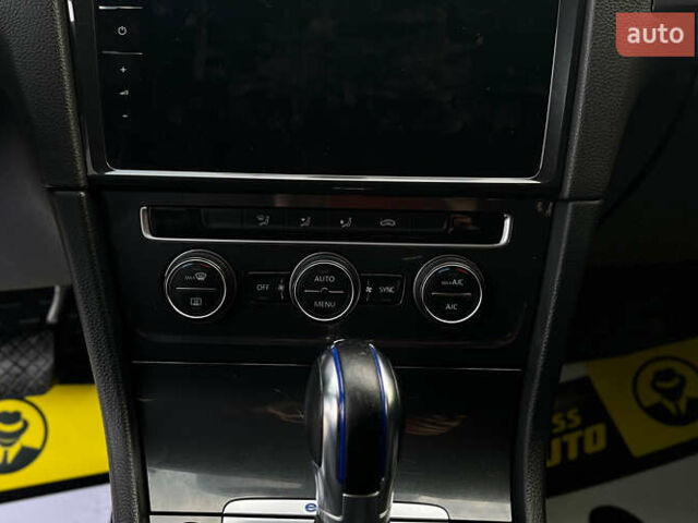 Белый Фольксваген e-Golf, объемом двигателя 0 л и пробегом 76 тыс. км за 12999 $, фото 14 на Automoto.ua
