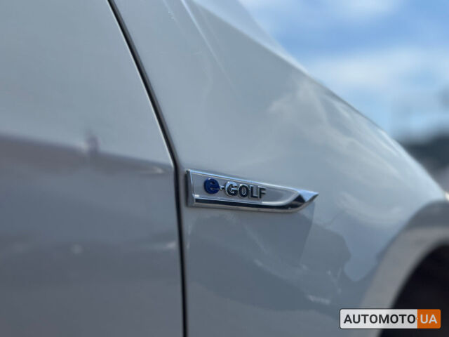 Белый Фольксваген e-Golf, объемом двигателя 36 л и пробегом 118 тыс. км за 15500 $, фото 8 на Automoto.ua