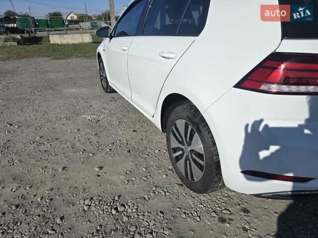 Белый Фольксваген e-Golf, объемом двигателя 0 л и пробегом 130 тыс. км за 11400 $, фото 17 на Automoto.ua
