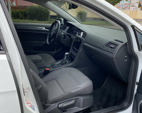 Белый Фольксваген e-Golf, объемом двигателя 0 л и пробегом 107 тыс. км за 13800 $, фото 11 на Automoto.ua