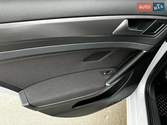 Белый Фольксваген e-Golf, объемом двигателя 0 л и пробегом 78 тыс. км за 14000 $, фото 29 на Automoto.ua