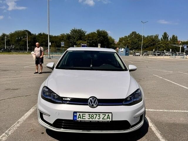 Белый Фольксваген e-Golf, объемом двигателя 0 л и пробегом 107 тыс. км за 12500 $, фото 6 на Automoto.ua