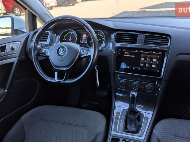 Белый Фольксваген e-Golf, объемом двигателя 0 л и пробегом 149 тыс. км за 11800 $, фото 20 на Automoto.ua