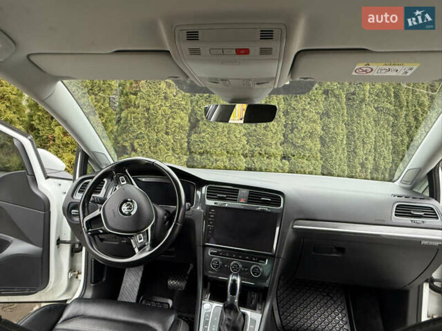 Белый Фольксваген e-Golf, объемом двигателя 0 л и пробегом 97 тыс. км за 11555 $, фото 36 на Automoto.ua