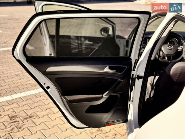 Белый Фольксваген e-Golf, объемом двигателя 0 л и пробегом 65 тыс. км за 11900 $, фото 10 на Automoto.ua