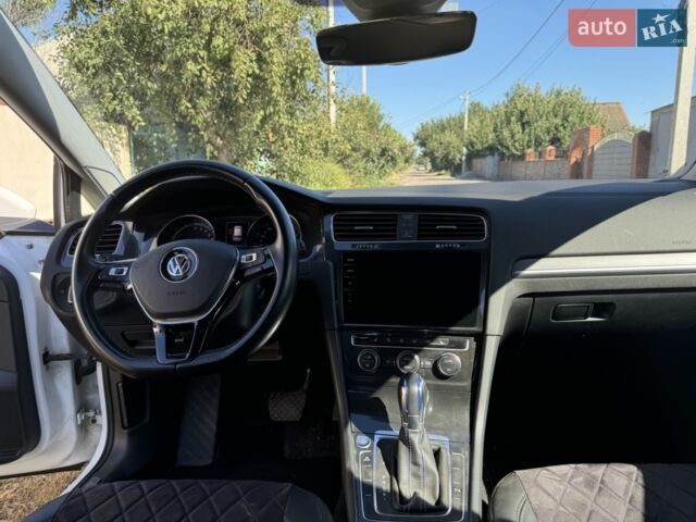 Белый Фольксваген e-Golf, объемом двигателя 0 л и пробегом 98 тыс. км за 16200 $, фото 6 на Automoto.ua