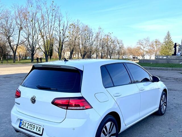 Белый Фольксваген e-Golf, объемом двигателя 0 л и пробегом 121 тыс. км за 11900 $, фото 4 на Automoto.ua