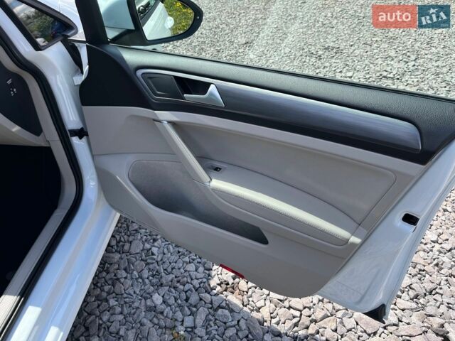 Білий Фольксваген e-Golf, об'ємом двигуна 0 л та пробігом 135 тис. км за 14690 $, фото 24 на Automoto.ua