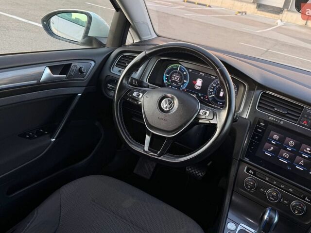 Белый Фольксваген e-Golf, объемом двигателя 0 л и пробегом 99 тыс. км за 13500 $, фото 25 на Automoto.ua