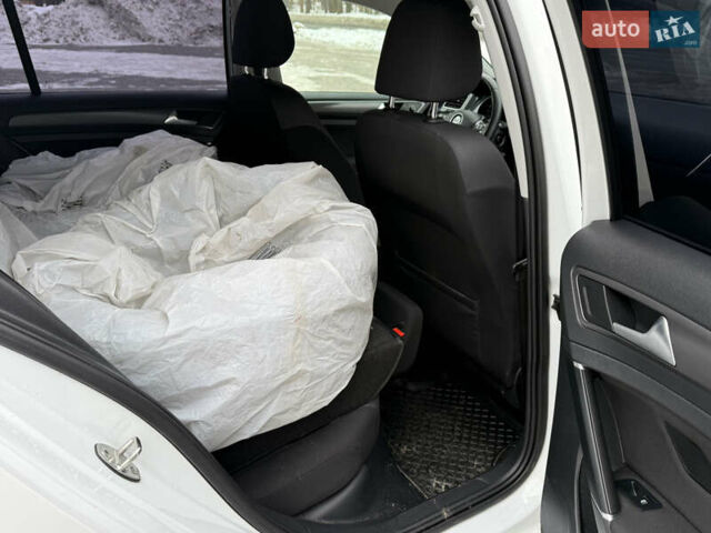 Белый Фольксваген e-Golf, объемом двигателя 0 л и пробегом 84 тыс. км за 11999 $, фото 28 на Automoto.ua