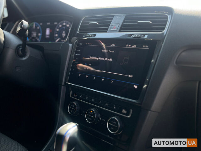 Белый Фольксваген e-Golf, объемом двигателя 36 л и пробегом 118 тыс. км за 15500 $, фото 23 на Automoto.ua