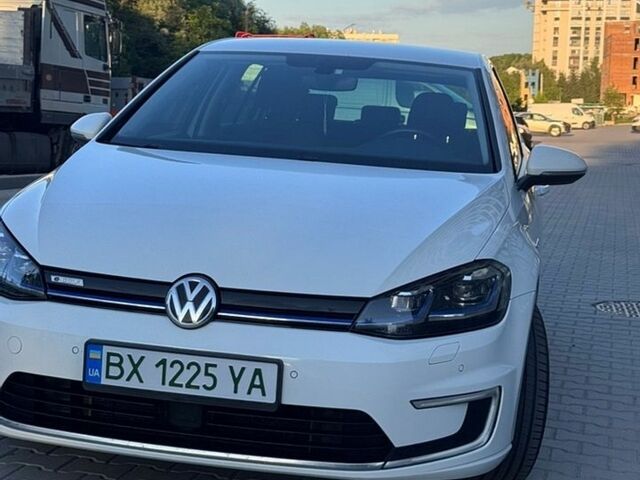 Белый Фольксваген e-Golf, объемом двигателя 0 л и пробегом 127 тыс. км за 11700 $, фото 1 на Automoto.ua