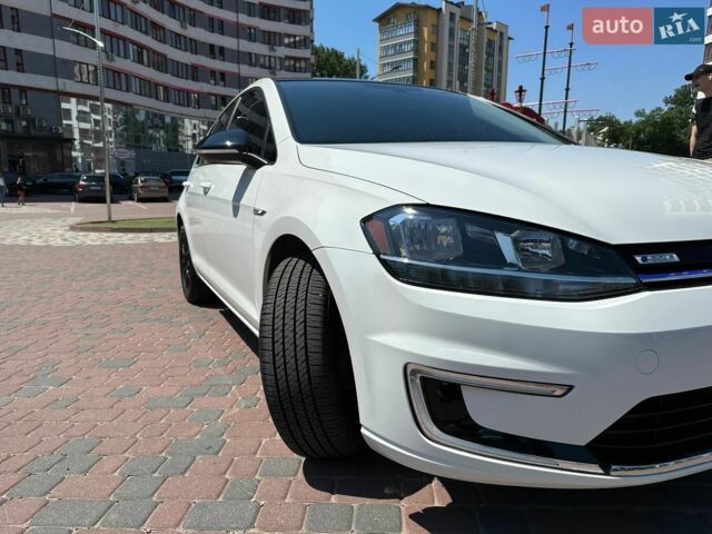 Белый Фольксваген e-Golf, объемом двигателя 0 л и пробегом 50 тыс. км за 11500 $, фото 25 на Automoto.ua