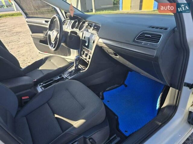 Белый Фольксваген e-Golf, объемом двигателя 0 л и пробегом 130 тыс. км за 11400 $, фото 13 на Automoto.ua