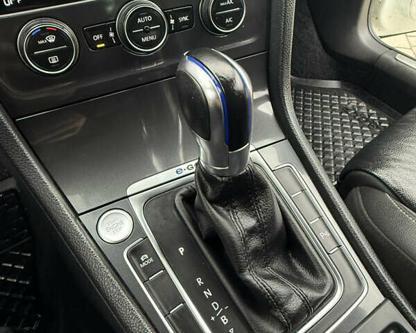 Белый Фольксваген e-Golf, объемом двигателя 0 л и пробегом 97 тыс. км за 11555 $, фото 43 на Automoto.ua