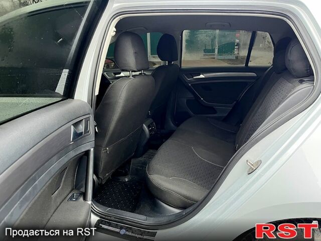 Белый Фольксваген e-Golf, объемом двигателя 0 л и пробегом 142 тыс. км за 12800 $, фото 11 на Automoto.ua