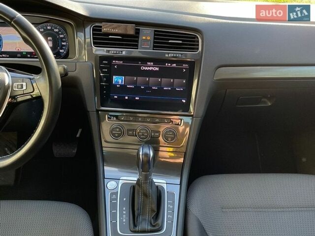 Белый Фольксваген e-Golf, объемом двигателя 0 л и пробегом 58 тыс. км за 16500 $, фото 5 на Automoto.ua
