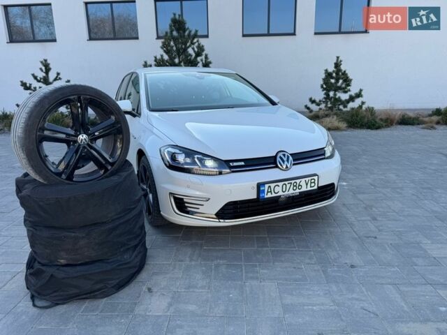 Белый Фольксваген e-Golf, объемом двигателя 0 л и пробегом 115 тыс. км за 13500 $, фото 1 на Automoto.ua