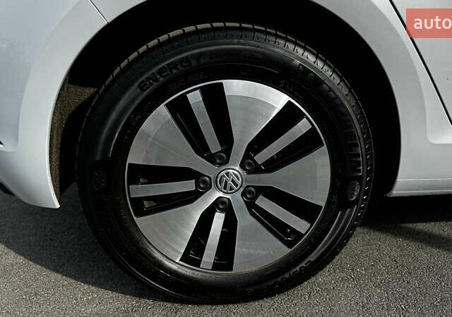 Белый Фольксваген e-Golf, объемом двигателя 0 л и пробегом 78 тыс. км за 14000 $, фото 12 на Automoto.ua