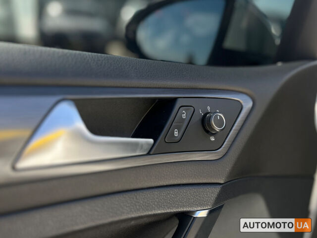 Белый Фольксваген e-Golf, объемом двигателя 36 л и пробегом 118 тыс. км за 15500 $, фото 10 на Automoto.ua