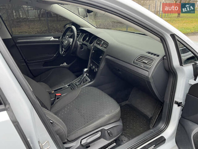 Белый Фольксваген e-Golf, объемом двигателя 0 л и пробегом 142 тыс. км за 12500 $, фото 10 на Automoto.ua