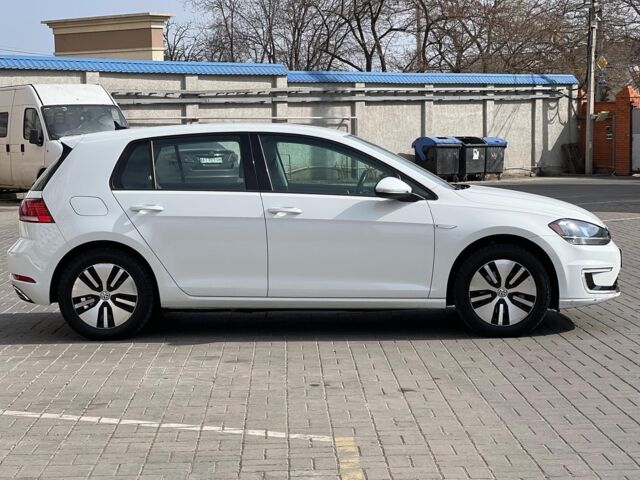 Белый Фольксваген e-Golf, объемом двигателя 0 л и пробегом 33 тыс. км за 16490 $, фото 3 на Automoto.ua