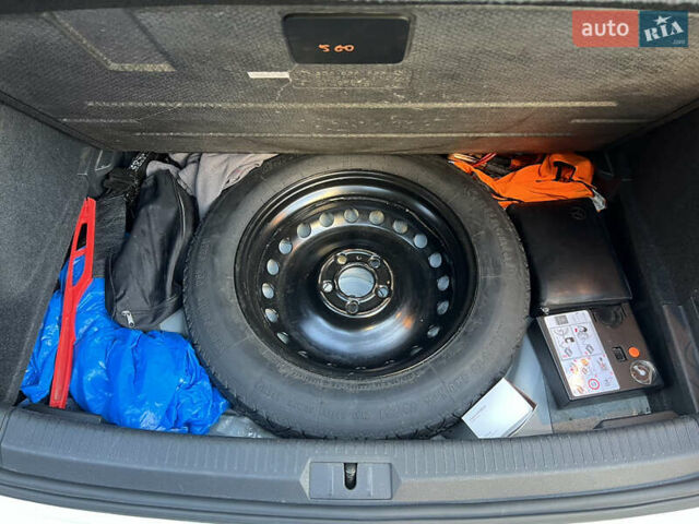 Белый Фольксваген e-Golf, объемом двигателя 0 л и пробегом 55 тыс. км за 12399 $, фото 18 на Automoto.ua