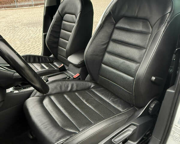 Белый Фольксваген e-Golf, объемом двигателя 0 л и пробегом 97 тыс. км за 11555 $, фото 46 на Automoto.ua