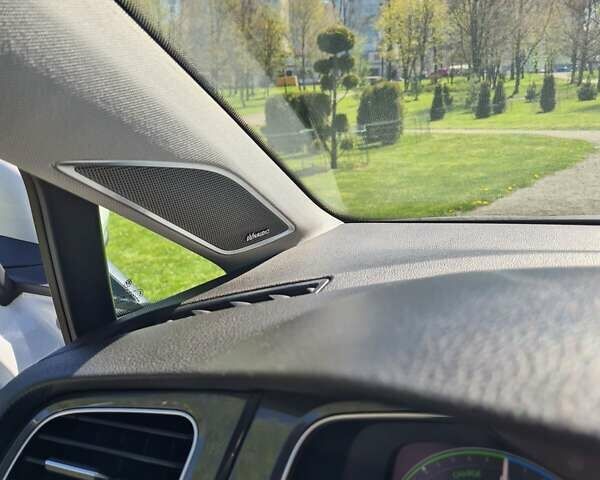 Белый Фольксваген e-Golf, объемом двигателя 0 л и пробегом 136 тыс. км за 19500 $, фото 21 на Automoto.ua